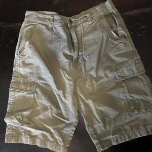 Tan cargo shorts, men’s